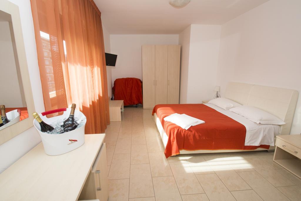 Twin Towers Rooms Lecce Exterior photo